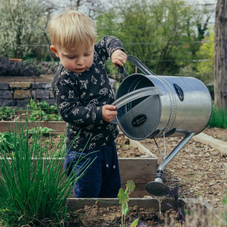 Kleiner Junge im Garten